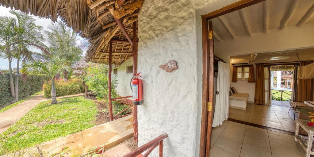 Hotel Karafuu Beach Resort Pingwe Buitenkant foto